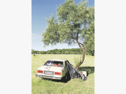 Die Erasmus egpaar se motor staan verlate onder 'n boom in die park tussen Kanonkop en Dennesig.