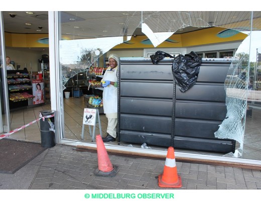 'n Foto wat deur 'n Sasol vulstasie personeellid geneem is, kort nadat die leenmotor deur die gerieflikheidswinkel se ruit gebars het.