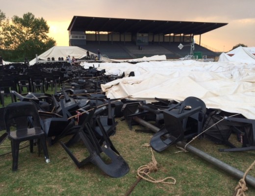 kykNET Kwêla se Therese Benadie het dié foto van die reuse 40 x 60 meter tent geneem nadat dit Donderdag omgewaai het.