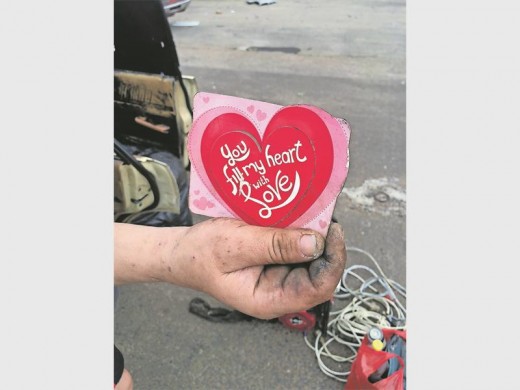Arm wanneer dit by aardse besittings kom maar ryk in die liefde. Rassie en Janetta is al vir 20 jaar getroud. Hulle wou nog die plakker êrens in hul motor plak voordat dit gekonfiskeer is.
