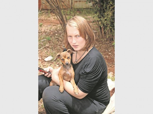 Monique Coetzee en haar hondjie, Ore, is op straat.