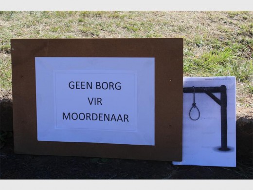 Betogers se bordjies met die eise aan die landdros