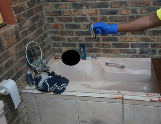 Die mes waarmee n man van die Middelburg omgewing sy privaatdele afgesny het. Die bad waarin hy dit gedoen het, is in die agtergrond.