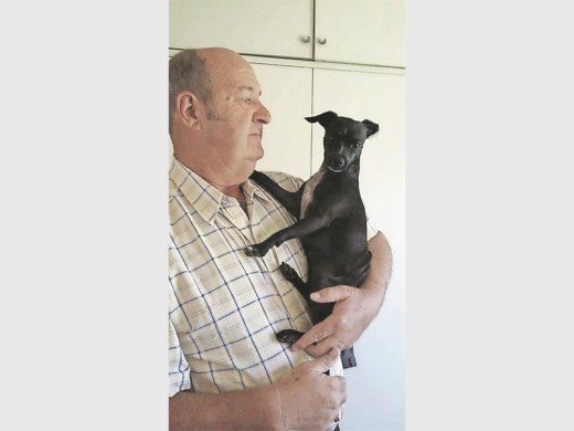 ’n Onlangse foto van mnr. Thys Snyman en sy hondjie Sokkies.