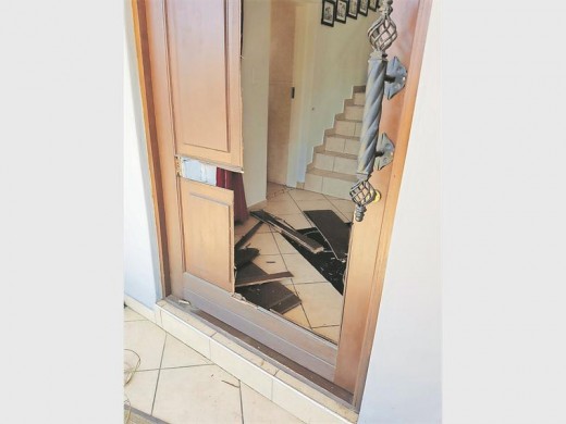 Die voordeur van die huis in Skurwebergstraat is summier oopgeskop.