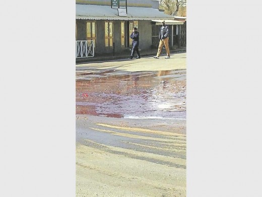 Inwoners van Belfast was omgekrap oor die bloedwater wat in die strate afgeloop het. Dit is veroorsaak deur ’n verstopte drein. Die hoof van die hospitaal sê die bloed is nié van die hospitaal afkomstig nie, maar van die slagpale.