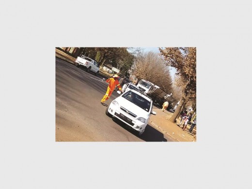 The municipal painter aiming a fist full of dirt at Mr Jean-Luc Devoldere, after he continuously assaulted him in front of a traffic officer.