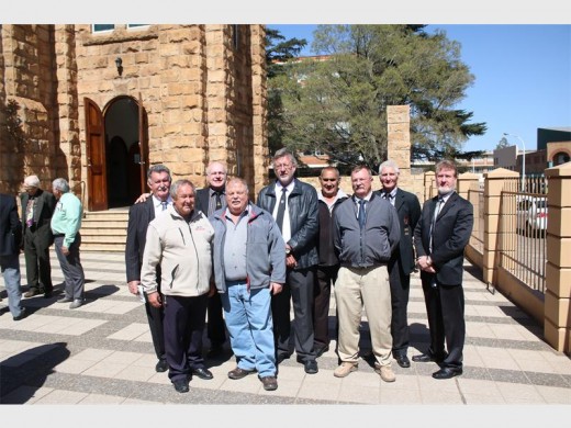 Oudspelers van Witbank Rugbyklub saam met Tobie van den Bergh (heel regs) wat vir die Witbank Nuus gewerk het in die sewentigerjare. Dirk Meyer, Tonie van Tonder, Bertus van Eeden, Fanie Vermaak, Gert la Grange, Jan Short, en voor staan Christie Harris en Adri Prinsloo.