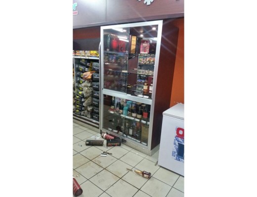 Die kabinet wat oopgebreek is vir toegang tot die duur drank