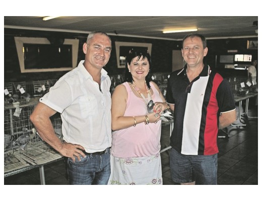 Pieter Goosen (Pionierklub), Angelique du Plessis (Johnson's Crane Hire) and George Bezuidenhout (Chairman of the Middelveld Posduifunie) with Sensation.