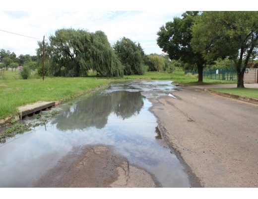 Riool stroom vir vier dae in straat af | Middelburg Observer