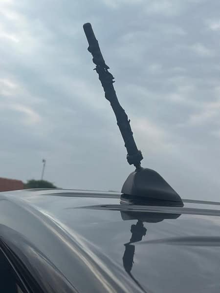 Die antenne van die Amarok het heeltemal gesmelt nadat die weerlig dit getref het.