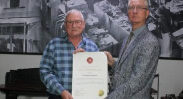OH Frewin Director Dries Venter and Middelburg Observer Consulting Editor Tobie van den Bergh with the honourary award.
