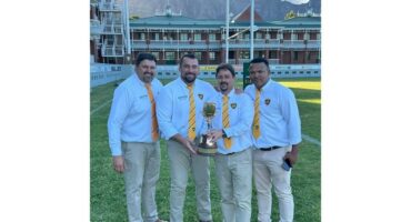 Spanbestuurder Dawie Marais, Jacques Muller voorspeler afrigter, Marinus van der Watt, hoofafrigter en Morne Human agterlyn afrigter met die Gold Cup en Tafelberg in die agtergrond.