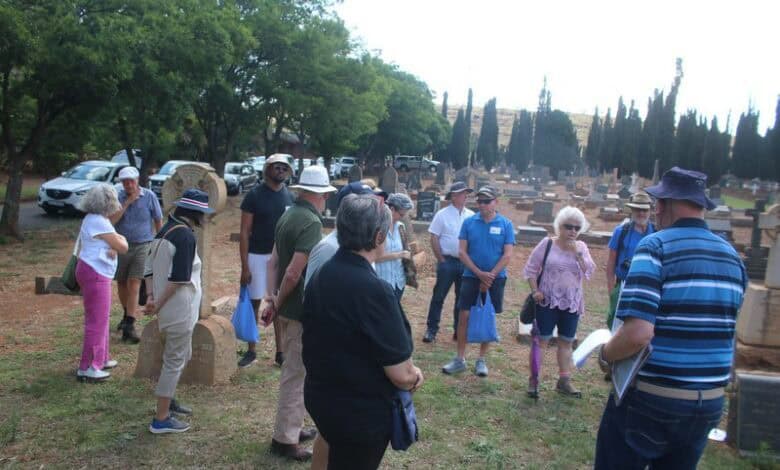 The group listens attentively to Theo Ligthelm.