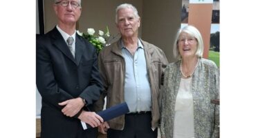 Former Middelburg Observer Editor Tobie van den Bergh, Tony Burisch and Professor Kathy Munro.