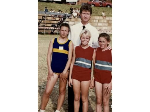 Lerentia Swanepoel, nou Strydom, in die kleure van Laerskool Dennesig saam met Calinka en Tobie van den Bergh. Die CR Swart atleetjie se naam is nie bekend nie. Lerentia sê dit is waar alles vir haar begin het. Die foto is sowat 34 jaar gelede geneem.