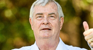 Dr Pieter Groenewald showing a thumbs up.