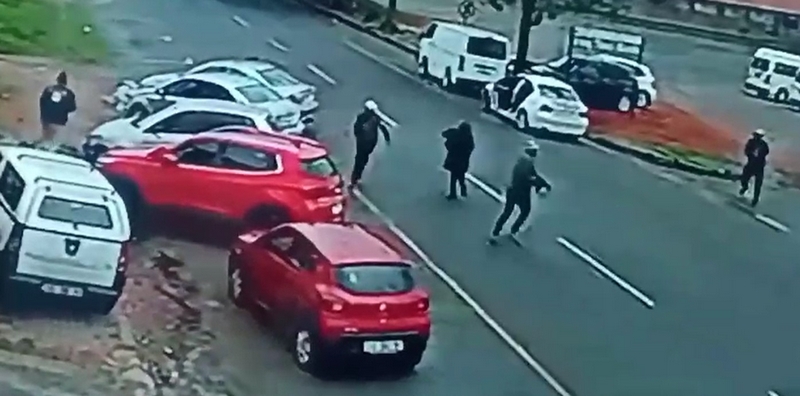 Attackers running away after a cash-in-transit.