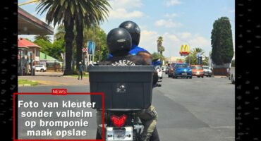 Afleweraar onstel motoriste met kleuter sonder ’n valhelm agterop.