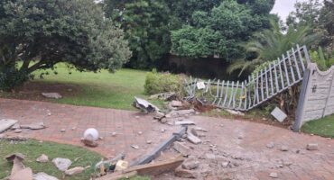 Die huiseienaar het reuseskade opgedoen.