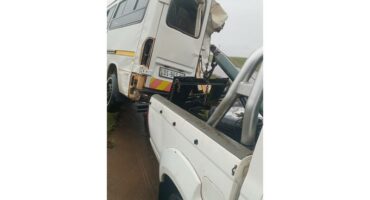 Insleepdienste met die minibus gehaak om gesleep te word.