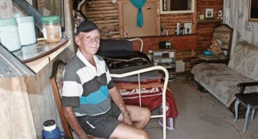 Een van Koppiestraat se inwoners, Stompie de Bruin, in sy Koppiestraat Wendy-huis.