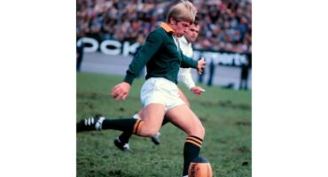 Naas Botha in die Springboktrui mik pale toe.