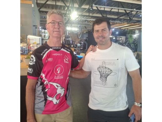 Voormalige Middelburg Observer redakteur Tobie van den Bergh saam Morné Steyn by die RideJoburg fietswedren se registrasie.