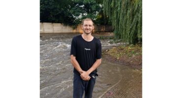 Johan Ras by die Merriespruit laagwaterbrug waar hy en en sy motorfiets deur vloedwater meegesleur is.