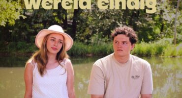 A young woman in a sun hat and a man in a beige shirt sit by a tranquil lake, surrounded by lush greenery. The text above reads, "as die wêreld eindig," conveying a serene and contemplative mood.