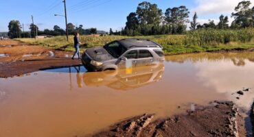 ’n Voertuig het vanoggend in ’n reuse slaggat in Belfast vas geval.