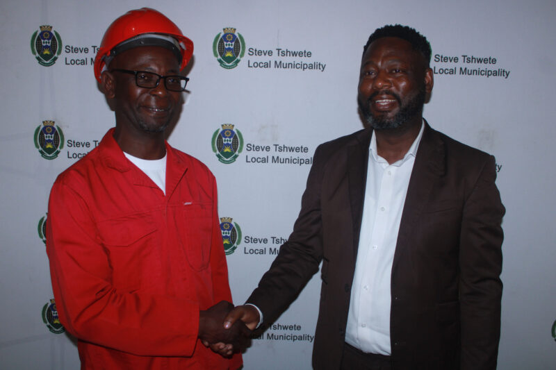 Speaker, Rdl. Zandile Joseph Ngubeni en Burgemeester Mhlonishwa Masilela. 