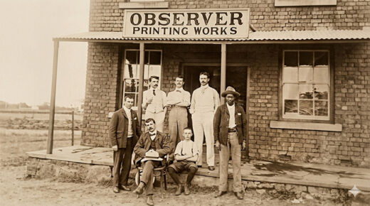 OBSERVER PRINTING WORKS CIRCA 1904 (FOTO: TANIA KOK – KI GERESTOUREER)WILLIAM GEORGE POCOCK STAAN LINKS AGTER TEEN PILAAR EN OH FREWIN STAAN REGS AGTER