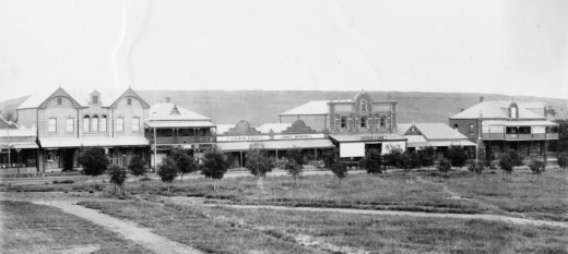 WESTELIKE KANT VAN KERKPLEIN – LATER ROOTH PLEIN EN TANS VAN BLERK PLEIN CIRCA 1905. (VAN LINKS H LAVER EN CO IN SOUTHAMPTON HOUSE EN H LAVER & CO GEBOU; JD DE KOCK DIREKTE INVOERDERS; DUVOISON EN RABIE; ONBEKENDE WINKEL; BLAKE HOUSE) (FOTO: ROSE ANTROBUS – LAVER VERSAMELING)