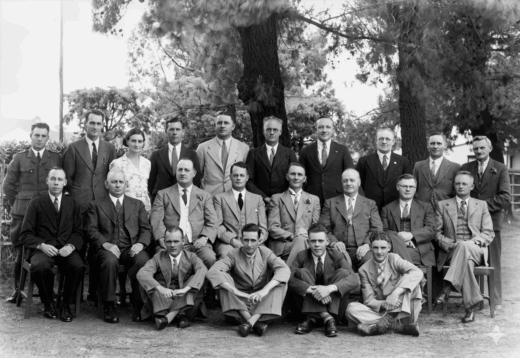 MIDDELBURG STADSRAAD EN MUNISIPALE AMPTENARE 1938-39. OH FREWIN SIT DERDE VAN LINKS (FOTO: ROSE ANTROBUS – LAVER VERSAMELING)STAANDE: LJ VAN ZYL(VERKEERSKONSTABEL); DAWIE DOGTEROM (FINANSIES); ELLIE OOSTHUIZEN (TIKSTER); D DE KOCK; DAN MORKEL; HENRY WIEGAND; JOHNNY CREUX; F SACHSE; AJ VERRYN; VP ROSE (GESONDHEIDS INSPEKTEUR) MIDDEL: N VAN VEEN (STADSKLERK); HH JOUBERT; OH FREWIN; H LAVER; AJB VD MERWE (BURGERMEESTER) JCS V WOUDENBERG; GERTJIE W MINNAAR; J LINDHOUT HARRY SUTCLIFFE; ABRAHAM SWERTS; HJ DIEDERICKS; OTTO SACHSE (ALMAL KLERKE)
