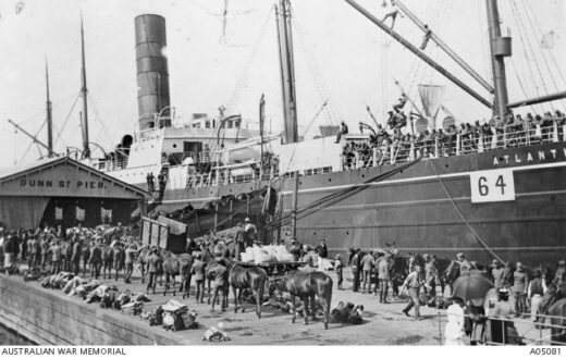 DIE ATLANTION IN SYDNEY HAWE SKEEP TROEPE EN PERDE AAN BOORD VIR DIE ANGLO-BOEREOORLOG (FOTO: AUSTRALIAN WAR MEMORIAL)