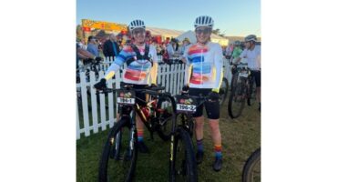 Twee dames by hul fietse.