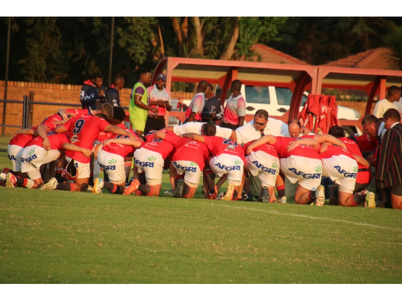 Die seuns in 'n kring op die veld.