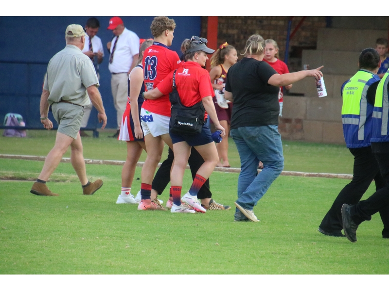 'n Seun word van die veld af onersteun.