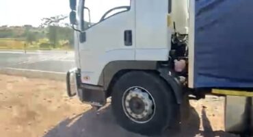 Trokdrywer op Loskopdam-pad gekaap.