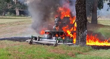 'n Grassnyer wat brand.