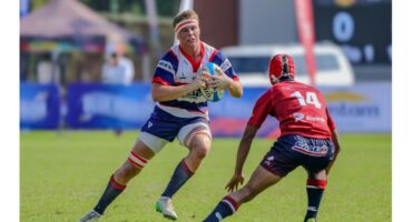 ’n Seun met ’n rugbybal.