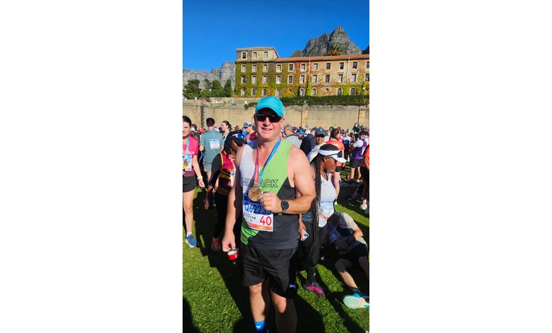 Andre Grobler met sy Twee Oseane halfmarathon medalje. FOTO: Verskaf.