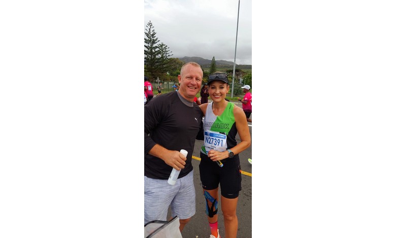 André Grobler en vroulief Charné nadat sy die Twee Oseane ultra wedloop voltooi het. FOTO: Verskaf.