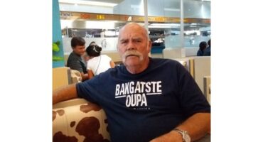 Blackie Swart aan tafel.