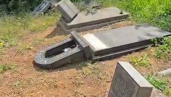 Van die grafte wat beskadig is.