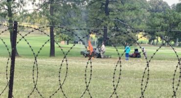 Die grassnyer in vlamme.