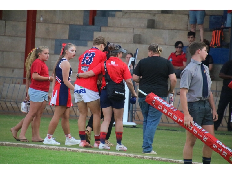 Mense help die beseerde speler.