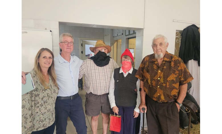 Die twee kroeks, Danie en Jabie Terblans saam met SAVF bestuurder Bernice du Plessis en die beoordelaars Tobie van den Bergh en Piet Erasmus.